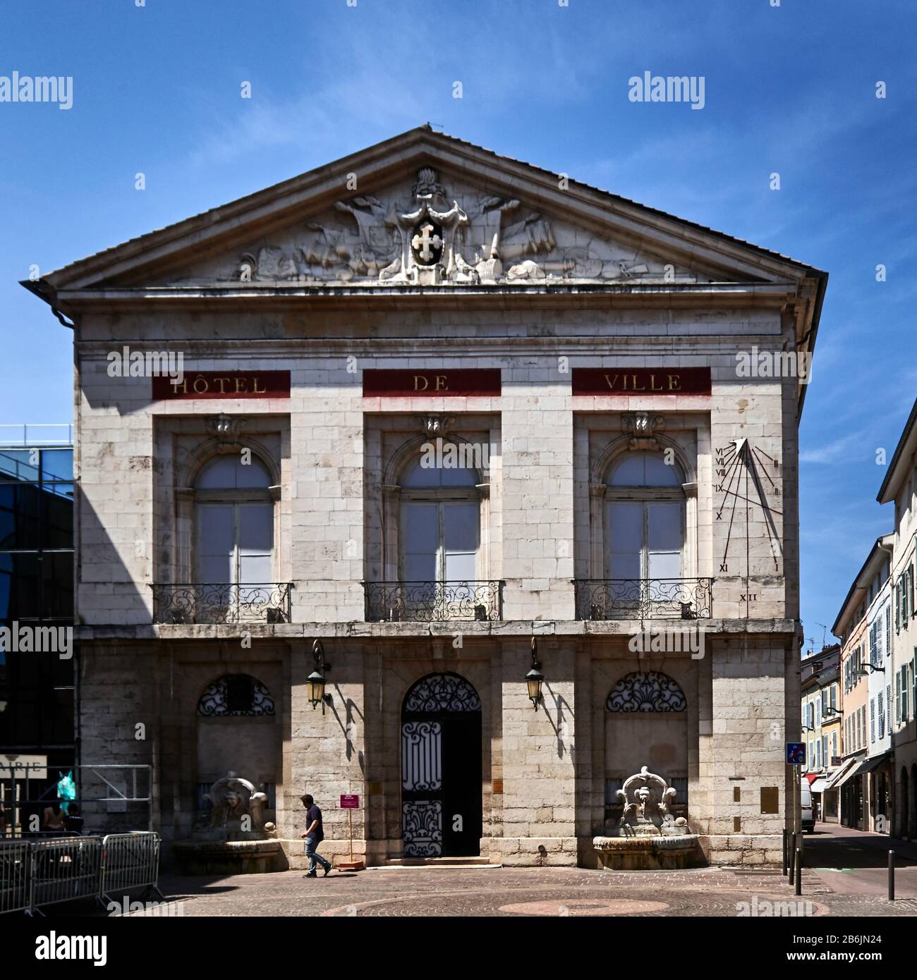 France, département de l'Ain, Auvergne - Rhône - Alpes région. Bourg-en-Bresse, l'Hôtel de Ville est un bâtiment en pierre de 1771, sur son pediment les bras de la ville et la croix tirée de Savoie Banque D'Images