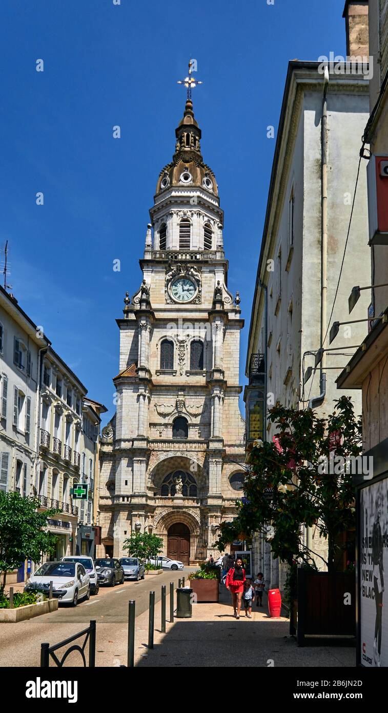 France, département de l'Ain, Auvergne - Rhône - Alpes région. Vue de la rue notre Dame de Bourg-en-Bresse , la cathédrale notre Dame de l'Annonciationn Banque D'Images