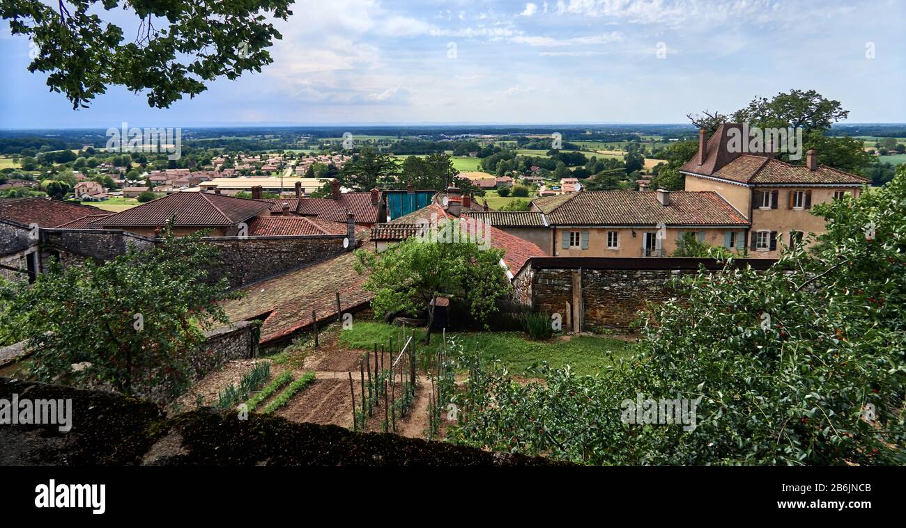 France, département de l'Ain, Auvergne - Rhône - Alpes région. Treffort, cité médiévale accrochée à la première hauteur du massif du Jura, une vue spectaculaire des remparts du château sur la plaine environnante et ses jardins Banque D'Images