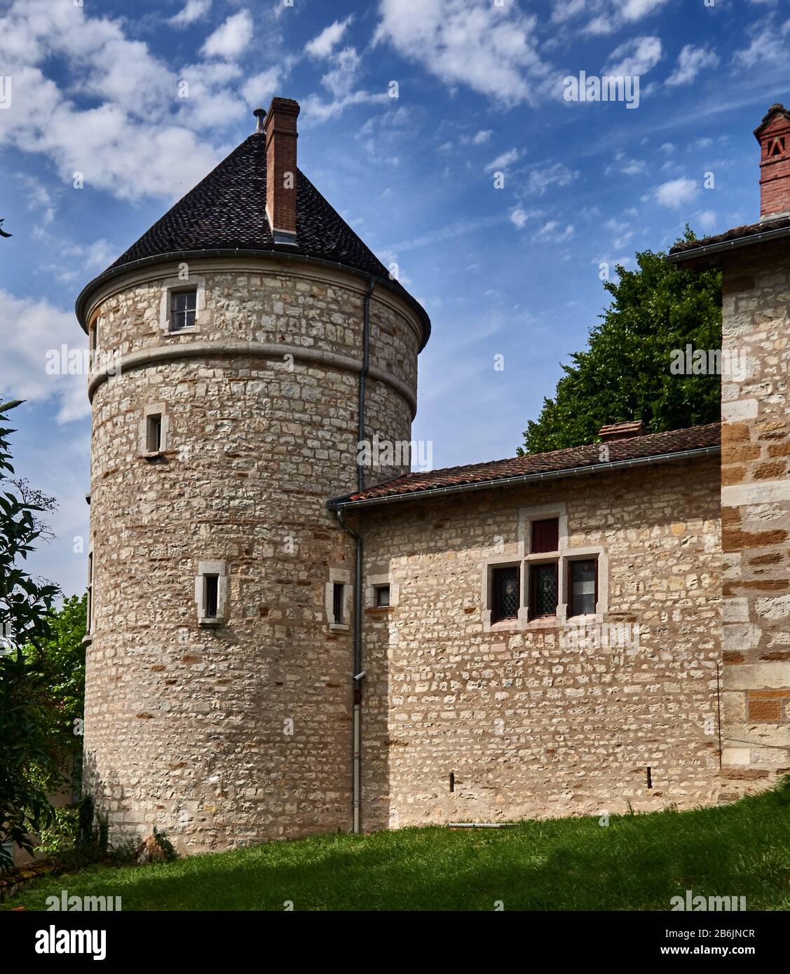 France, département de l'Ain, Auvergne - Rhône - Alpes région. Une tour d'angle du château fortifié dans le paisible village de Treffort Banque D'Images