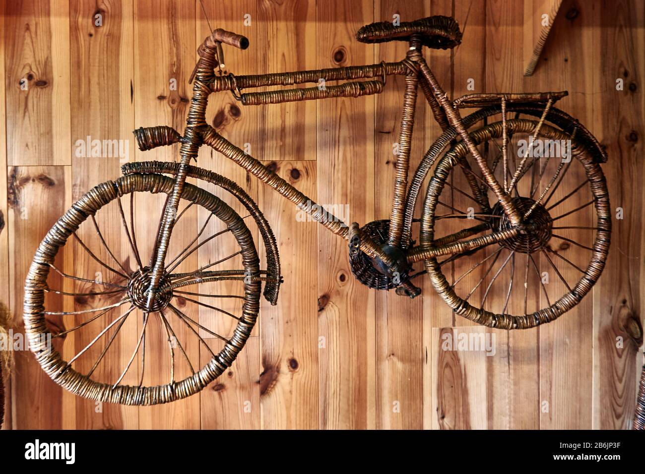 France, département de l'Ain, Auvergne - Rhône - Alpes région. Moto en osier. Dans la Maison de campagne de l'Écomusée à Saint-Etienne-du-Bois. Banque D'Images