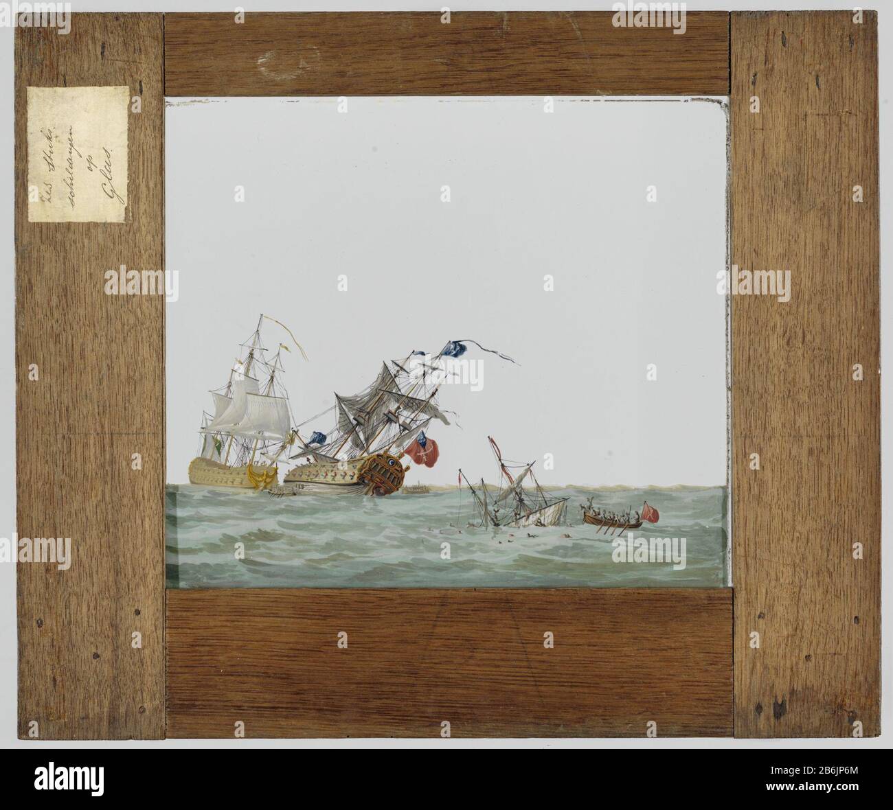 Diafanorama une bataille Deux navires au combat, un bateau naufrage et un bateau Deux bateaux à voile naviguant l'un sur l'autre. Le navire porte des drapeaux bleus droits avec trois crescents et hekvlag avec deux épées croisées sur un bâtiment rouge (pirates barbares). Autour de deux bateaux dans l'eau. Au premier plan, un bateau sunken comprenant une boucle sloop, également avec un drapeau rouge avec deux sabres croisés. Seule la partie inférieure de la plaque est peinte, en plus de verre non peint. Un autocollant lu: '6 pièces de peintures sur verre.' partie d'une série de plaques qui forment ensemble un diafanorama un zeslag. Fabricant : anonyme place manufa Banque D'Images