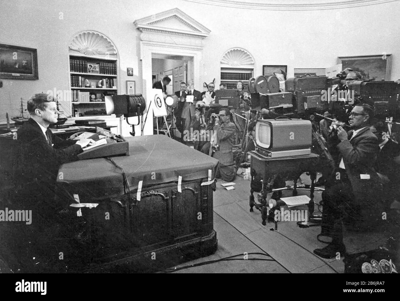 CRISE DES MISSILES CUBAINS OCTOBRE 1962. Le président américain John F. Kennedy avec des journalistes à la Maison Blanche lors d'un discours télévisé à l'intention de la nation sur le blocus de Cuba, 24 octobre 1962. Banque D'Images