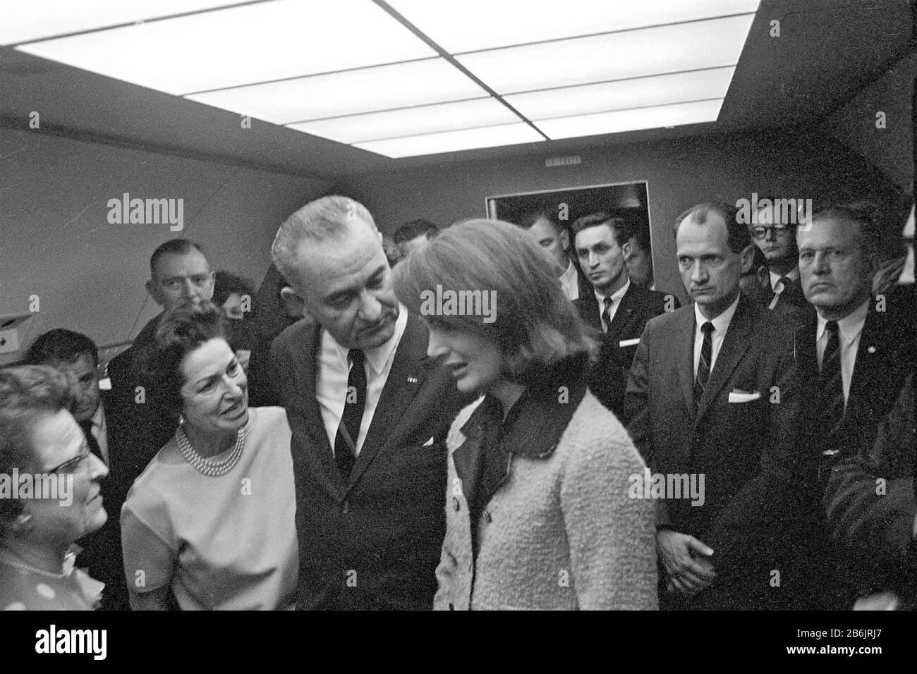 Lyndon B. JOHNSON, après avoir été assermentation à bord de la Force aérienne Un le 22 novembre 1963, flanqué de son épouse à gauche et de Jackie Kennedy. Photo: Cecil Stoughton Banque D'Images