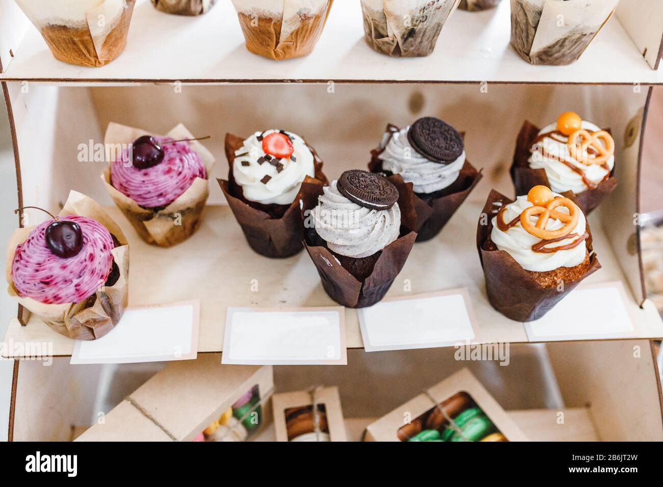 Vente de cupcakes et de muffins à la vitrine dans la boutique de bonbons  Photo Stock - Alamy