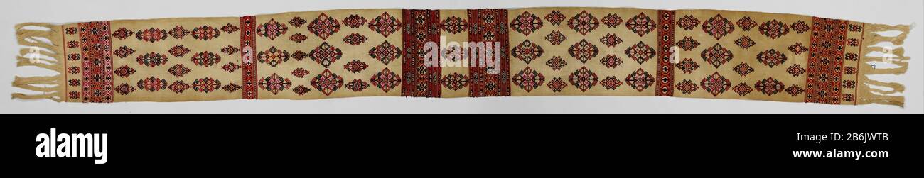 Tissu en tissu avec motipair géométrique. Fabricant : weaver: Fabrication anonyme de lieux: Timor Date: 1900 - 1949 Caractéristiques physiques: Coton tissé; tapisserie et tissu de trame supplémentaire: Textile Engineering: Tapisserie / wea dimensions: 237 cm l. (Avec frange) × L 213,5 cm. (Sans frissons) b × 24 cm. Banque D'Images