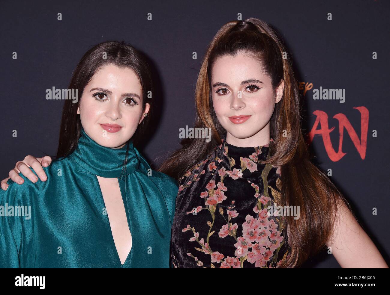 Hollywood, CA - 09 MARS : Laura Marano (L) et Vanessa Marano assistent à la première de Disney's 'mulan' au théâtre El Capitan le 09 mars 2020 à Hollywood, Californie. Banque D'Images