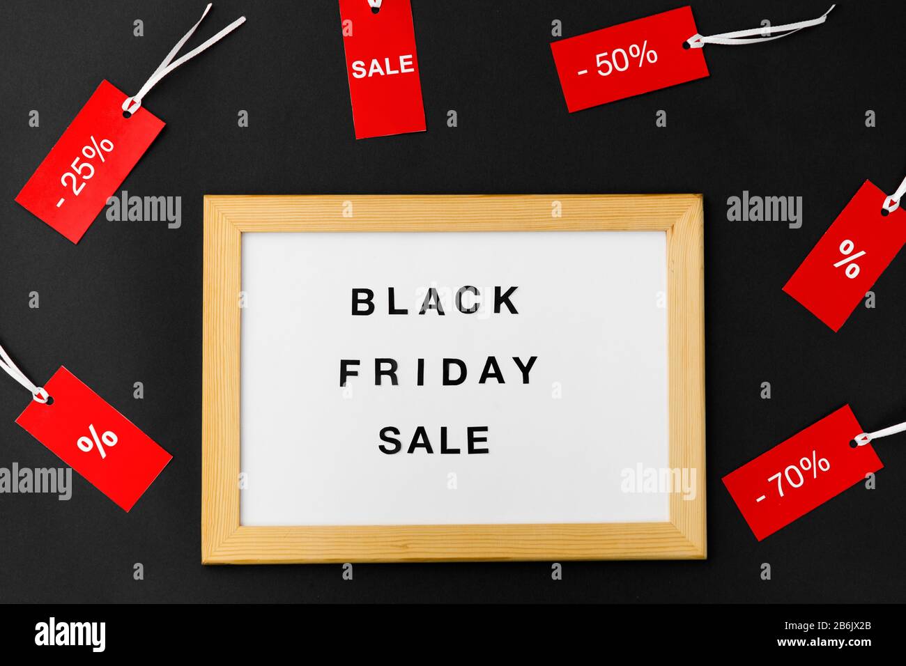 concept commercial et marketing - plateau magnétique blanc avec mots de vente de vendredi noir et étiquettes rouges avec des signes de remise sur fond noir Banque D'Images