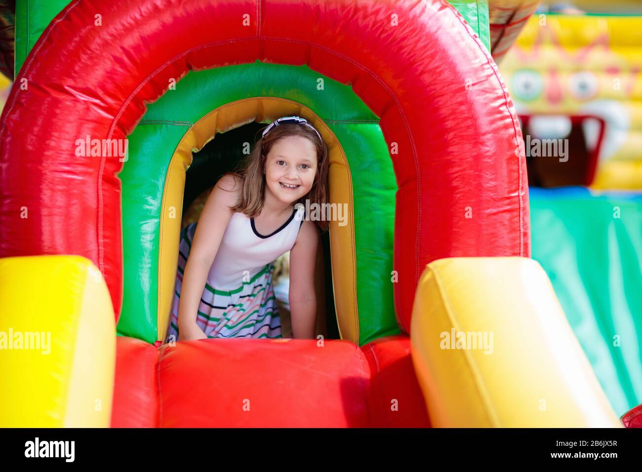 Enfant De Sauter Sur Un Trampoline Aire De Jeux Coloree Les Enfants Sauter Dans Le Chateau Gonflable Bounce Sur La Maternelle Fete D Activite Et Centre De Jeux Pour Vous Photo Stock