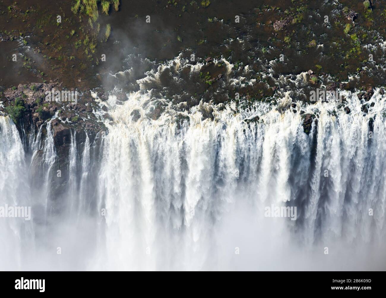 Vue aérienne d'un volume impressionnant d'eau qui coule à Victoria Falls, au Zimbabwe, en Afrique. Vue de haut point sur les chutes d'eau. Brouillard et vaporisation à partir de l'eau. Banque D'Images