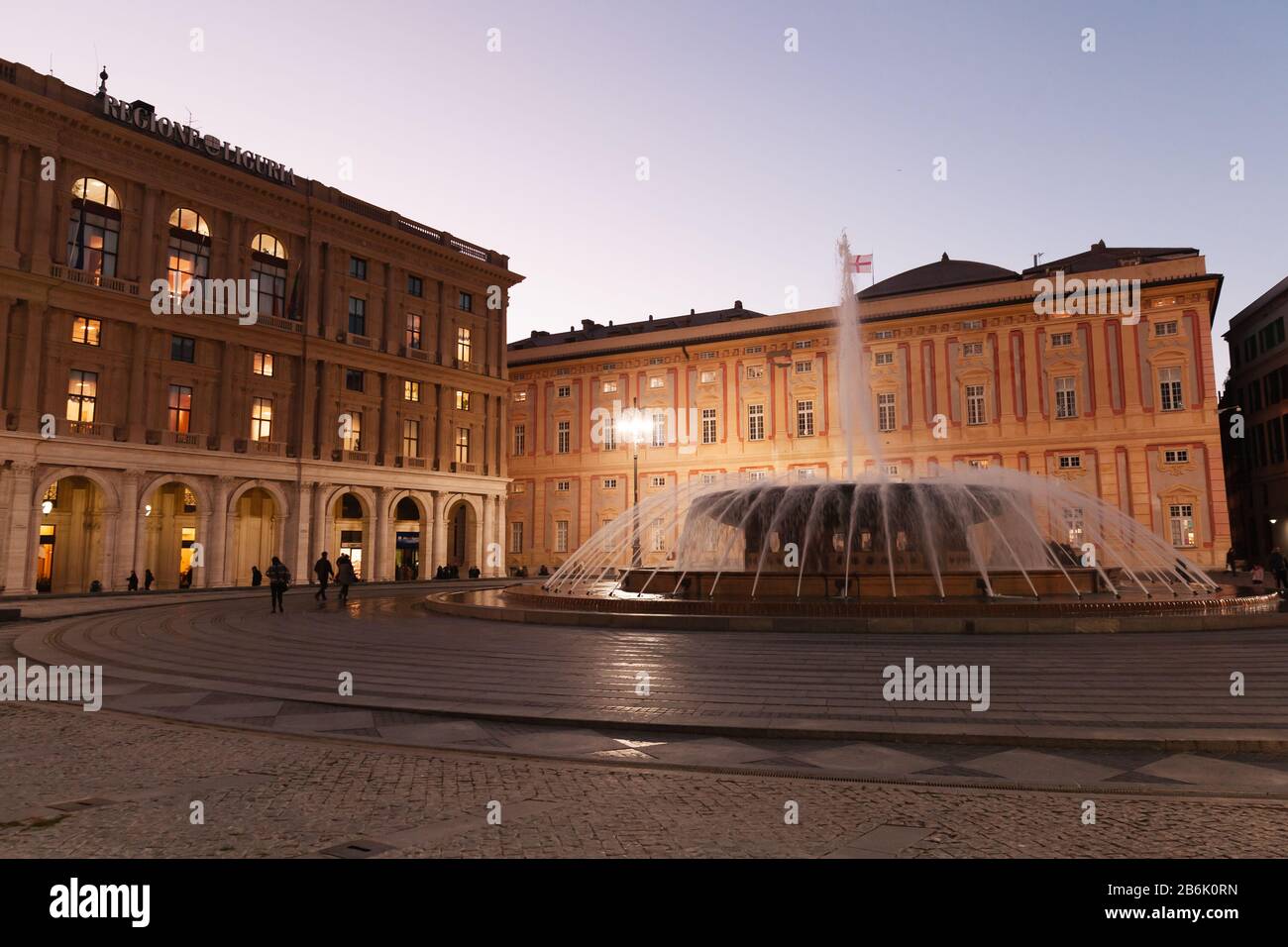 Genova, Italie - le 17 janvier 2018 : vue de la nuit de la fontaine à la place de Ferrari à Genova, gens ordinaires à pied la rue Banque D'Images