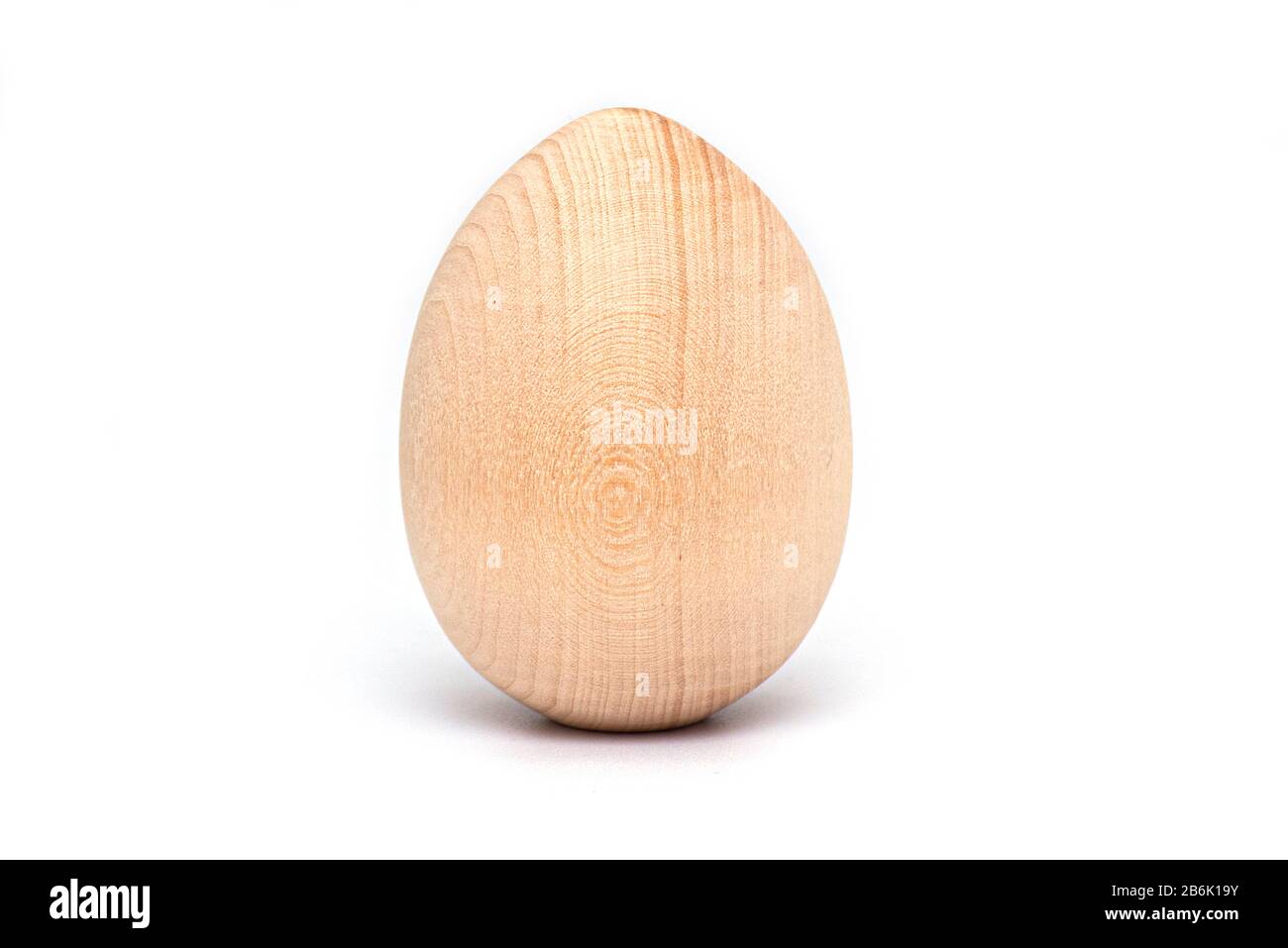 Œuf de l'est en bois isolé sur fond blanc Banque D'Images