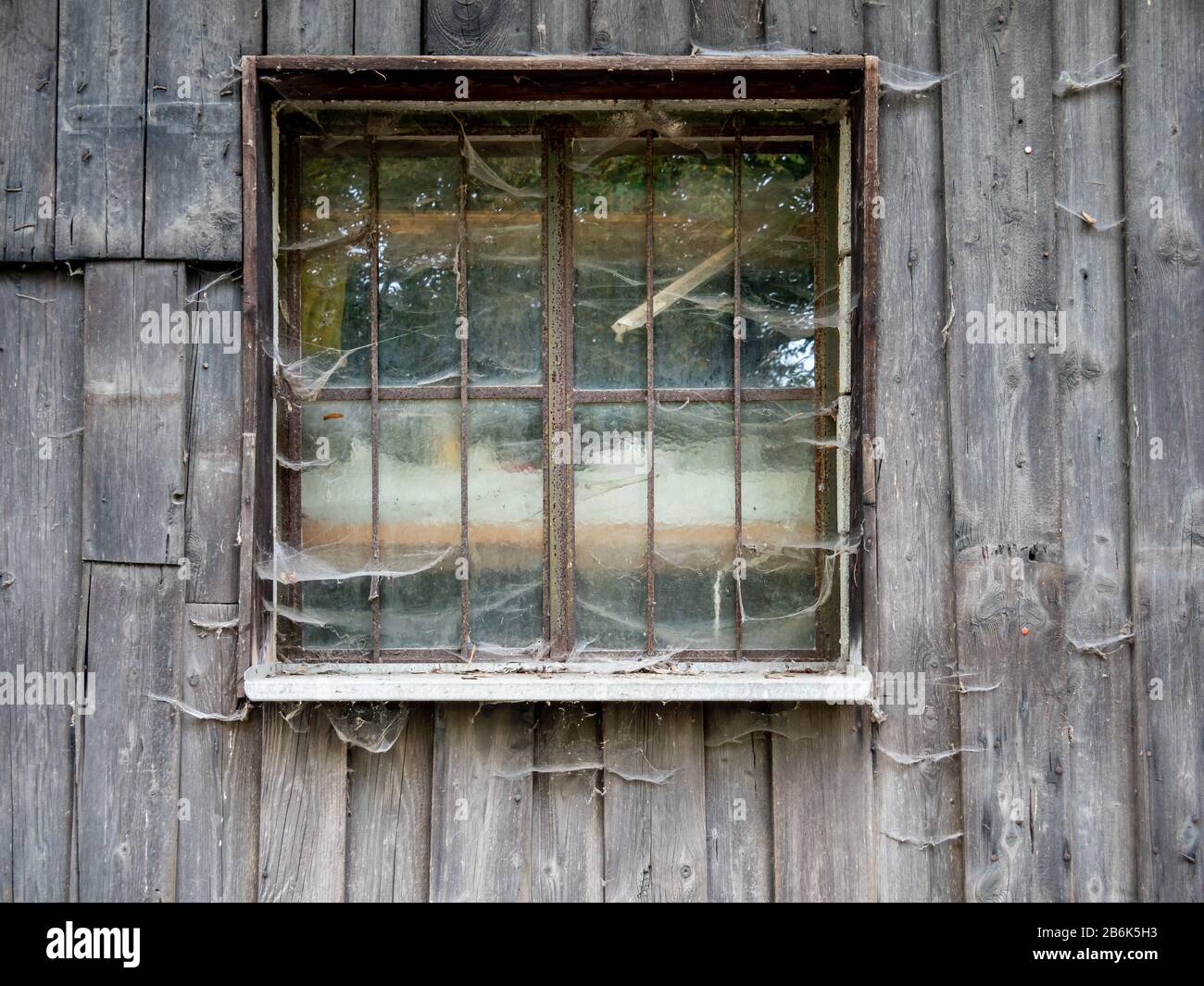 Ancienne fenêtre en bois avec toiles d'araignée Banque D'Images