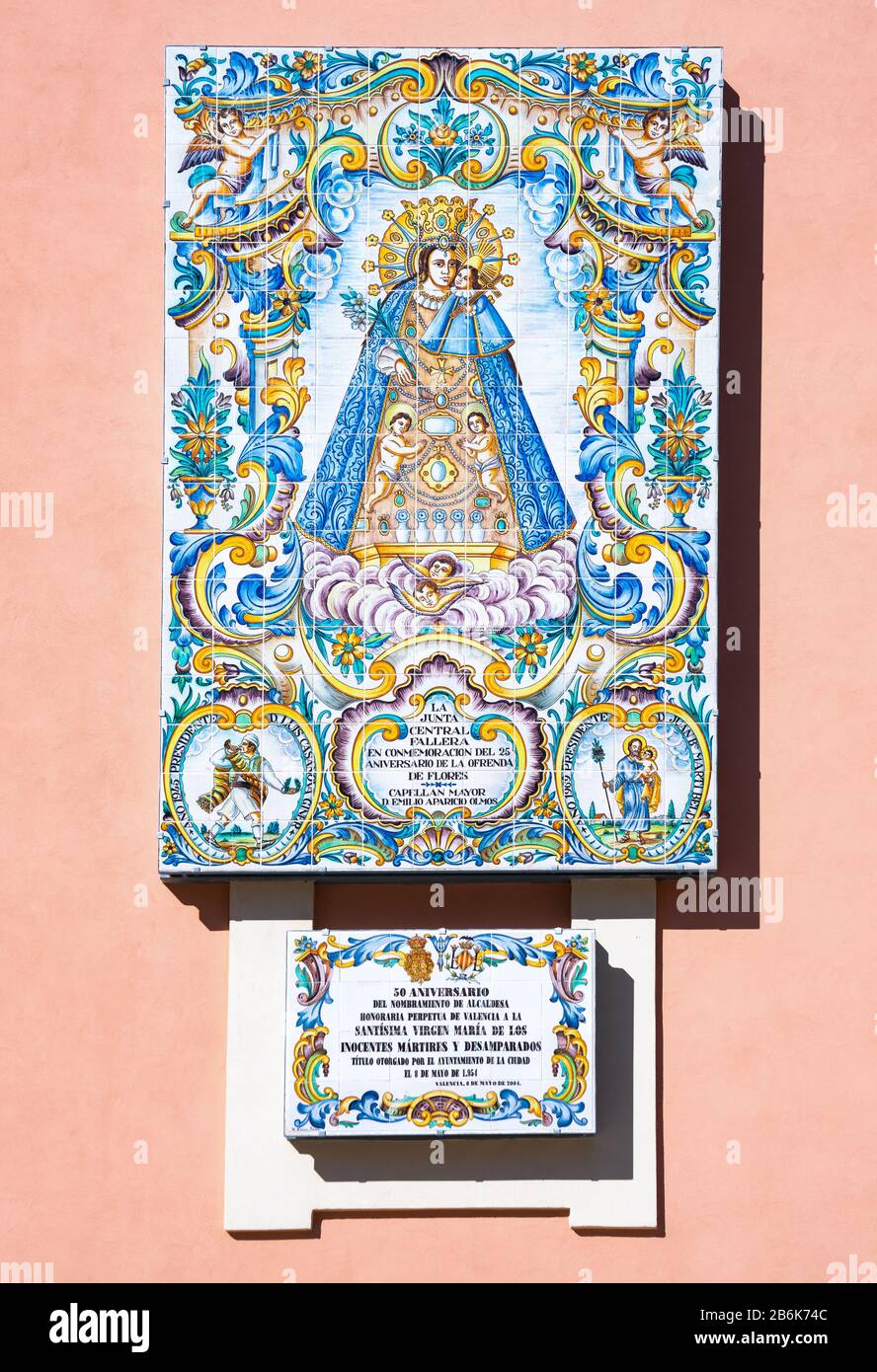 Valence Espagne Une œuvre D Art Religieux En Ceramique Sur La Facade De La Basilique De La Virgen Sur La Place De La Almonia La Description En Espagnol Rappelle Le Don De L œuvre