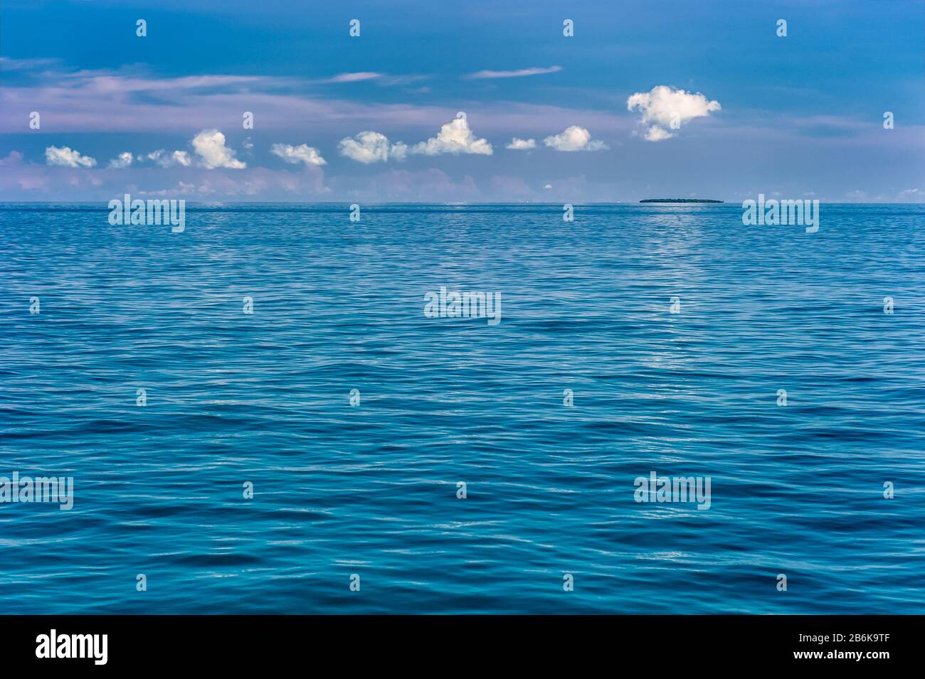 Vue sur Green Island à l'horizon lointain de l'océan Pacifique, vue depuis le ferry de Fitzroy Island. Banque D'Images