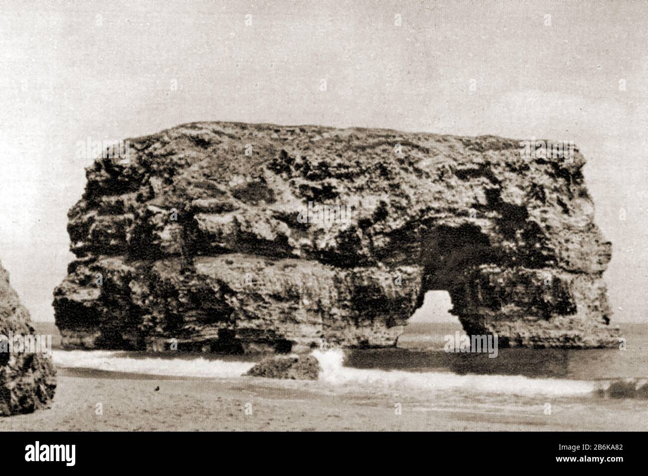 Vers les années 1950 photo montrant Marsden Rock, South Shields , Angleterre comme c'était à l'époque. En raison de l'érosion au fil des ans, l'arche s'est effondrée. Le rocher abrite toujours des colonies d'oiseaux de mer comme les kittiwakes à pattes noires, les fulmars, les goélands et les cormorans Banque D'Images