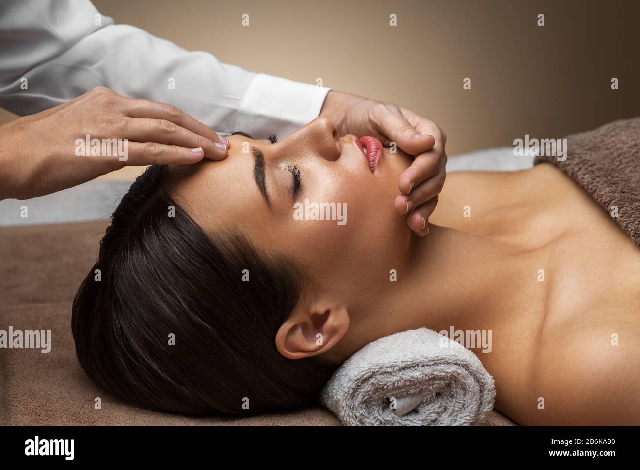 Femme de tête et visage massage au spa Banque D'Images