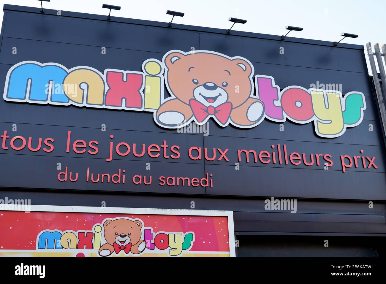 Bordeaux , Aquitaine / France - 12 04 2019 : maxitoys signe logo magasin Maxi  Toys groupe de magasins français prêt distribution aux jouets Photo Stock -  Alamy