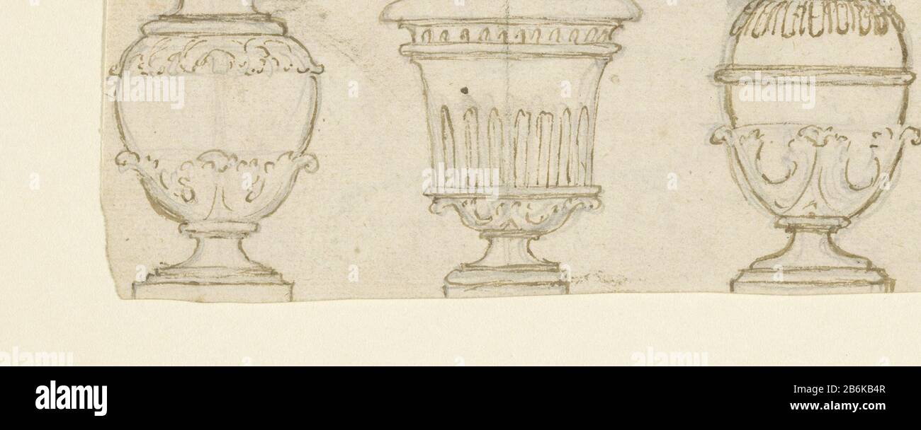 Trois vases À trois vases ornés de côtes et de bladmotieven. Fabricant : artiste: Anonyme datant de 1650 à 1800 Caractéristiques physiques: Crayon brun sur crayon matériau: Crayon encre papier technique: Stylo Dimensions: Feuille: H 70 mm × W 182 mm Objet: Vase  ornement Banque D'Images