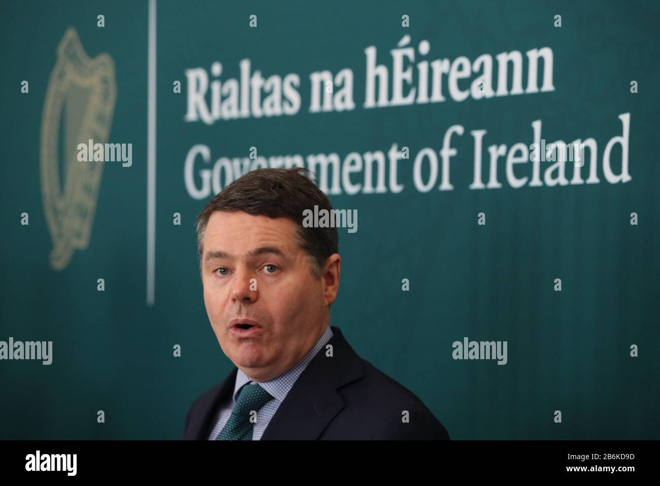 Le ministre des Finances, Paschal Donohoe, lors d'une conférence de presse dans les bâtiments gouvernementaux de Dublin, a parlé des efforts nationaux partagés requis du gouvernement, des syndicats et des employeurs pour répondre à la crise de santé publique mondiale et nationale découlant du coronavirus. Banque D'Images