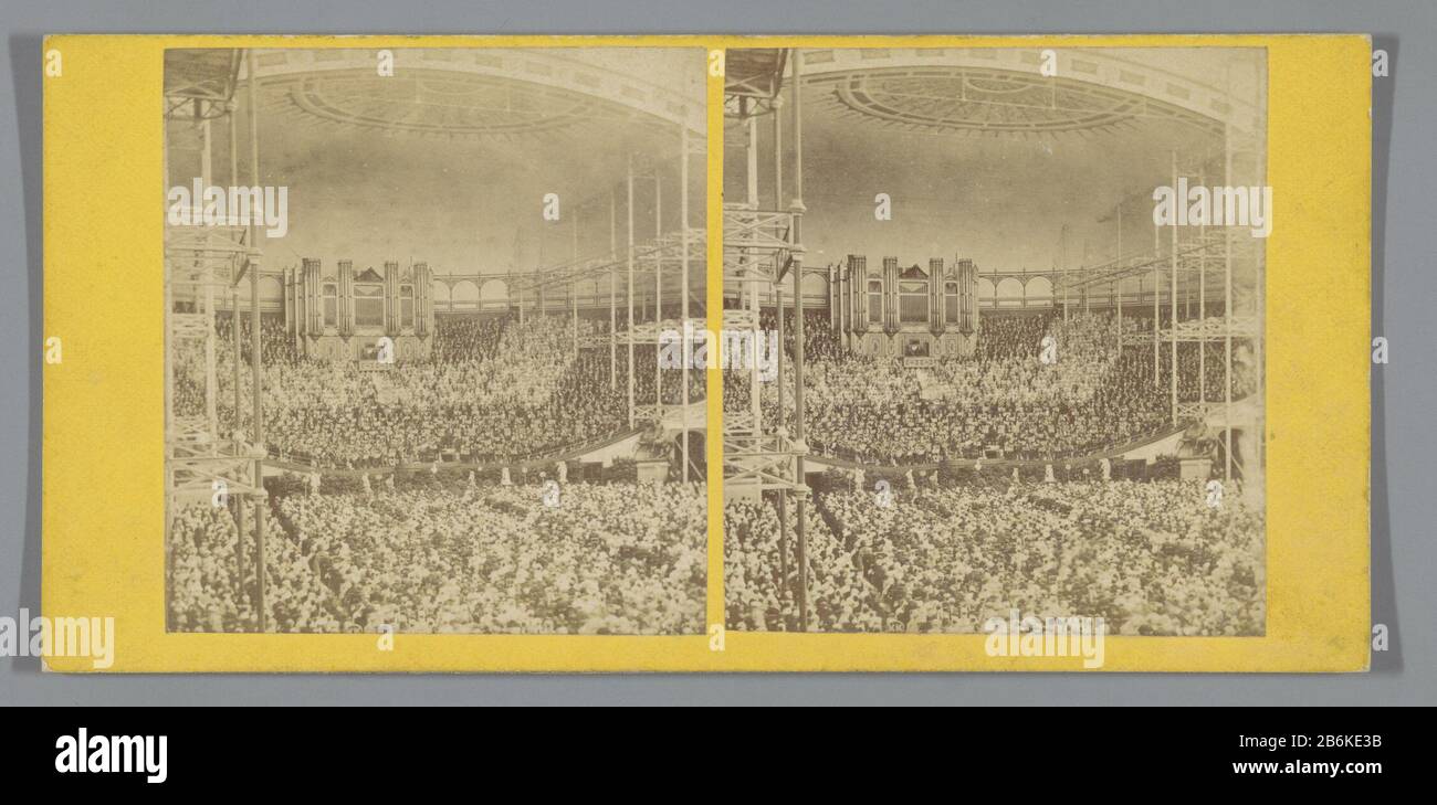 Visité concert d'orgue de pression dans la Rotunde lors de l'exposition mondiale à Vienne, Le Rotunde a été construit pour l'exposition universelle en 1873. En 1937, le bâtiment a été détruit par le feu. Selon l'inscription sur l'organe a écouté le public pertinent tout en tirant une chanson de George Frideric Handel. Le dos de la foule, au bas de l'image, énumère les lettres KK. Ce magasin est probablement le terme 'Kaiserlich-königlich'. Fabricant : Photographe: Fabrication anonyme: Rotunde Dating: 1873 matériau: Carton technique: Albumen dimensions imprimées: Milieu secondaire: H 83 mm Banque D'Images