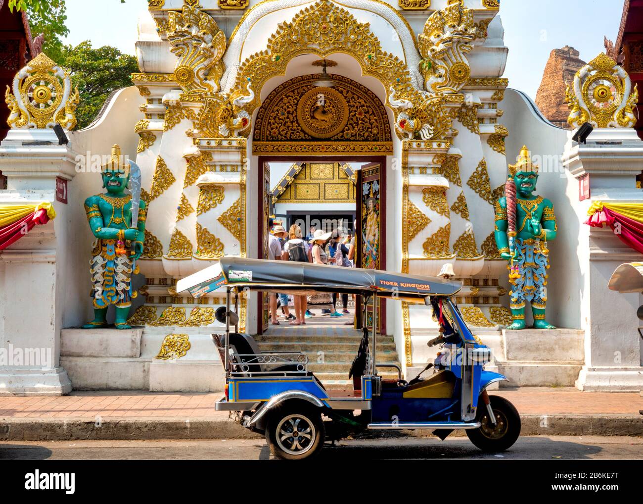 Tuk tuk devant l'entrée de Wat Chedi Luang, Chiang Mai, Thaïlande, Banque D'Images Tuk tuk devant l'entrée de Wat Chedi Luang, Chiang Mai, Thaïlande, Banque D'Images