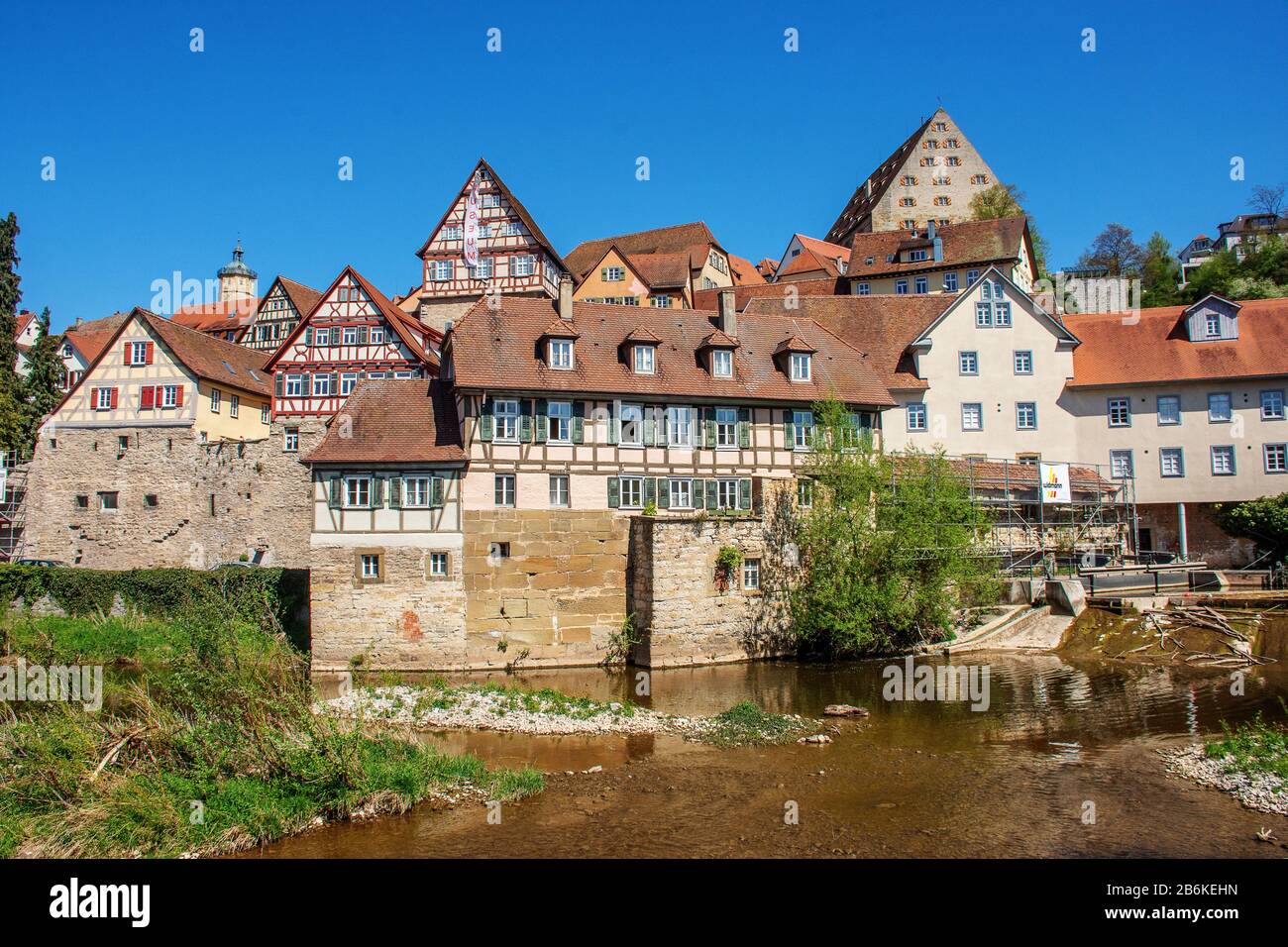 Vue de la rivière Kocher à la vieille ville, Allemagne, Bavière, Franken, Franconie, salle Schwaebisch Banque D'Images