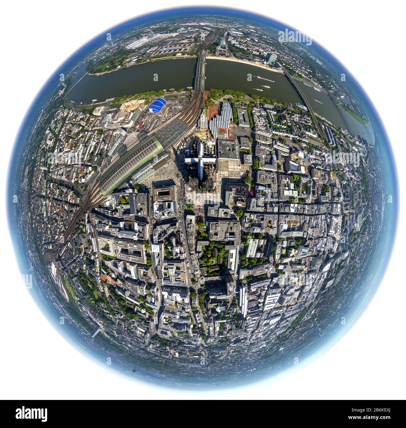 Vieille ville de Cologne au bord du Rhin avec cathédrale, gare principale et sauge Hohenzollern, vue aérienne, Allemagne, Rhénanie-du-Nord-Westphalie, Cologne Banque D'Images
