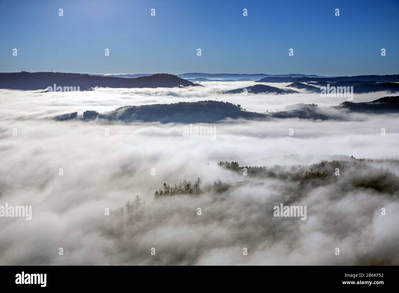 Nuages et vallées de brume et zones boisées près de Meschede, vue aérienne, 11.12.2013, Allemagne, Rhénanie-du-Nord-Westphalie, Sauerland, Meschede Banque D'Images