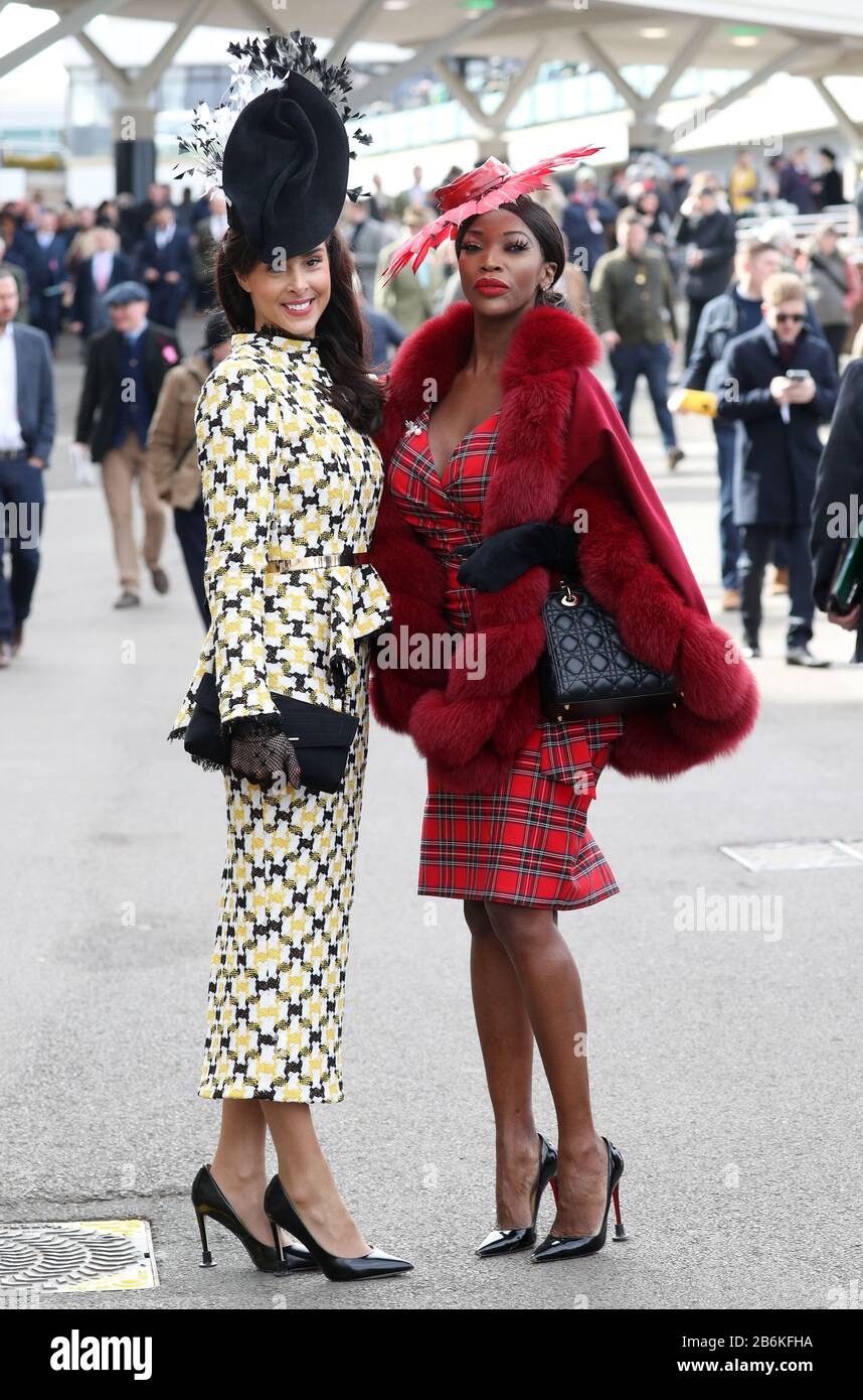 Charlotte Blenkinsoppp (à gauche) et Lystra Adams de Cheltenham arrivent au deuxième jour du Cheltenham Festival à l'hippodrome de Cheltenham. Banque D'Images