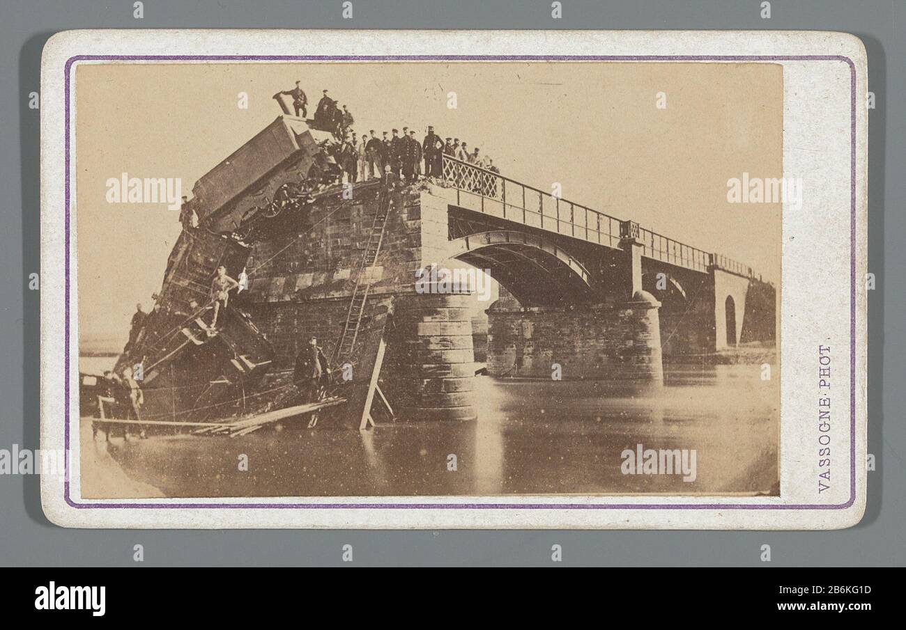Locomotive allemande sur le pont de le Theux, tiré pendant la guerre franco-prussienne de 1870-71 Duitse locomotief op de brug bij le Theux, kapotgeschoten tijdens de Frans-Duitse oorlog van 1870-71 Type d'objet : carte-de-visite à Objectnummer: RP-F-2017-Plaasseld: 1870 kenmerken physique: Albuminedruk matériau: Fotopaper Techniek: Albuminedruk Dimensions: H 54 mm × b 89 mm Objet: Accident avec locomotiveFrans-Duitse oorlog Banque D'Images