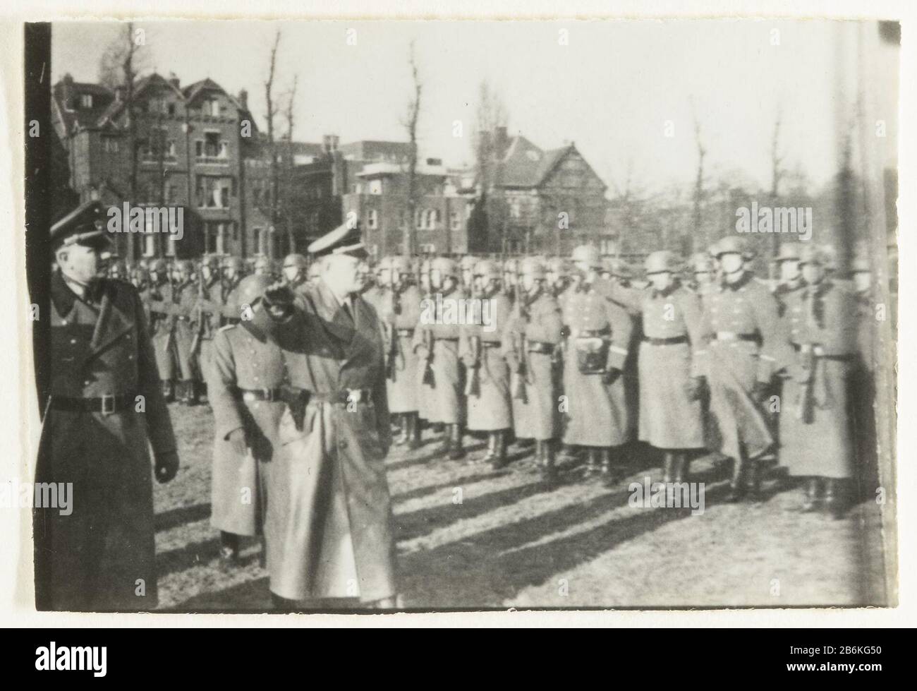 Soldats allemands et Seyss-Inquart NSB (titre de la série) Row les soldats allemands sont à l'attention d'une ville. Les soldats allemands de haut niveau marchent devant eux, on apporte le salut nazi. C'Est Là Que: Apparemment Seyss- Inquart. Fabricant : Photographe: Service photo NSBPlaats fabrication: Pays-Bas Date: 1940 - 1944 matériau: Technique du papier: Photographie Dimensions: H 3.5 cm. B × 4 cm. Objet: Examen, inspection (ou compagnie, unité, troupe) deuxième monde Quand: 1933 - 1944 Banque D'Images