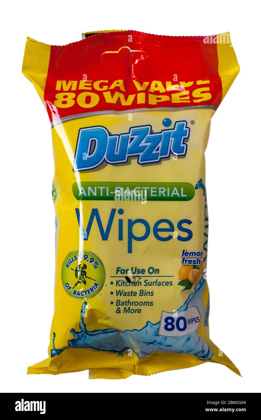 Lingettes antibactériennes Duzzit citron frais - méga valeur 80 lingettes tue 99,9% des bactéries isolées sur fond blanc Banque D'Images