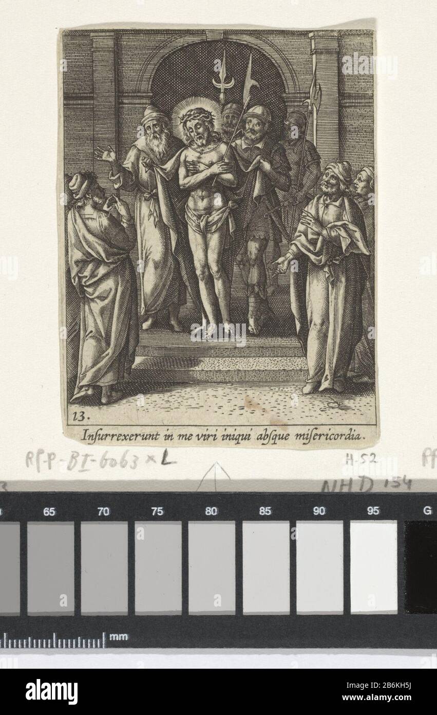 ECCE Homo passion et résurrection du Christ (servietitel) Passio et Resvrrectio DN Iesv Christi (servietitel) Pontius Pilatus toont de gegeselde Christus aan het Jodse volk. De prent heeft een Latijns onderschrift Fabricant : Prentmaker: Adriaen Collaertuitgever: Adriaen CollaertPlaats fabrication: Antwerpen Dating: 1570 - 1618 kenmerken physique: Gravide matériel: Papier Techniek: Graveren (drukprocedé) Dimensions: Blad H: 86 mm 64-Christ, Ecsteno, 4-7 personnes: Banque D'Images