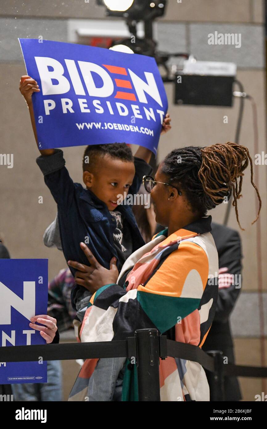 Un jeune garçon afro-américain a un Joe Biden pour le signe du président alors que les partisans attendent que l'ancien vice-président des États-Unis d'Amérique parle au Centre national des congrès lors du vote primaire - Banque D'Images