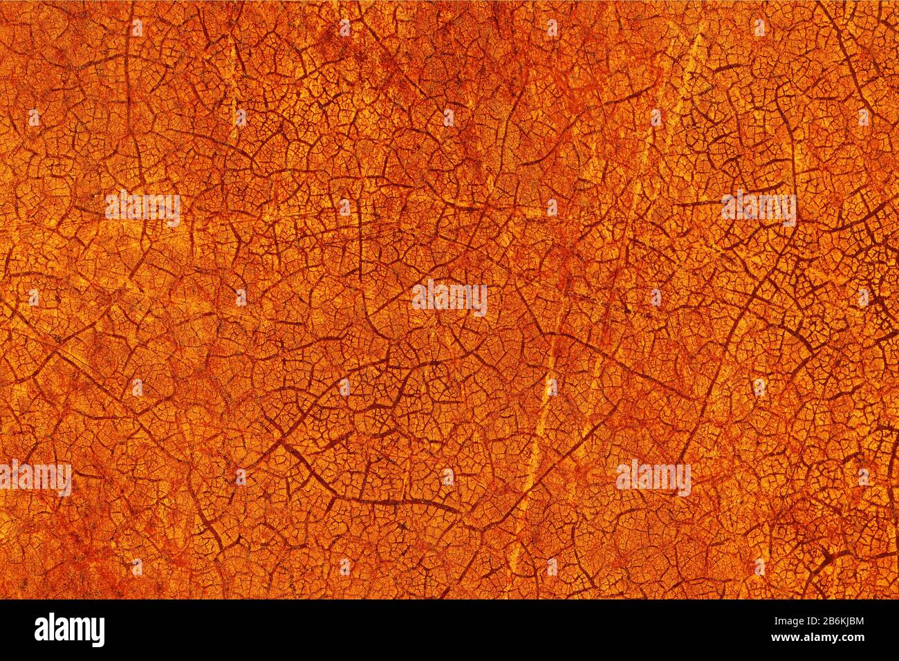 Surface rayée de métal rouillé, ébrée et fissurée, avec de la peinture écaillée. Arrière-plan moderne et abstrait à texture rouillée rouge Banque D'Images