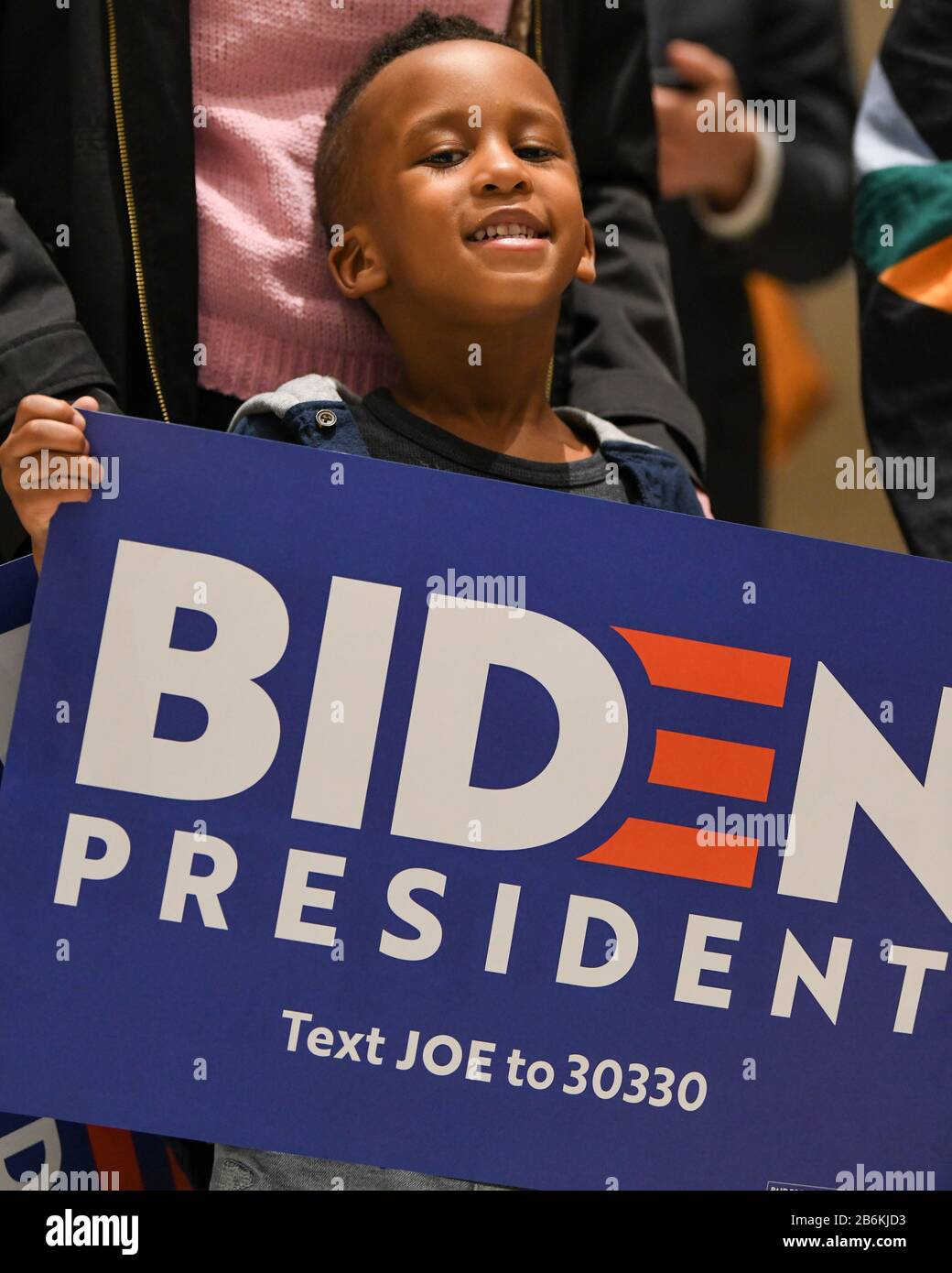 Un jeune garçon afro-américain a un Joe Biden pour le signe du président alors que les partisans attendent que l'ancien vice-président des États-Unis d'Amérique parle au Centre national des congrès lors du vote primaire - Banque D'Images