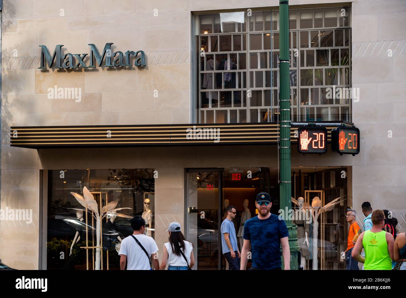 Les piétons marchent devant un magasin MaxMara. Banque D'Images