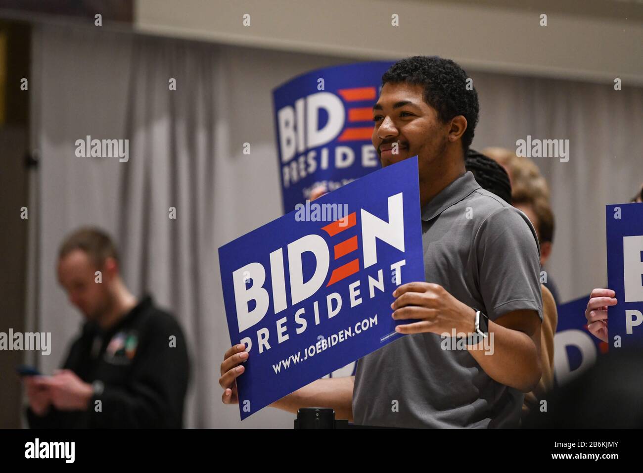 Les partisans de l'Afro-américain Joe Biden attendent que l'ancien vice-président des États-Unis d'Amérique s'exprime au National Convention Center lors du vote primaire - Banque D'Images