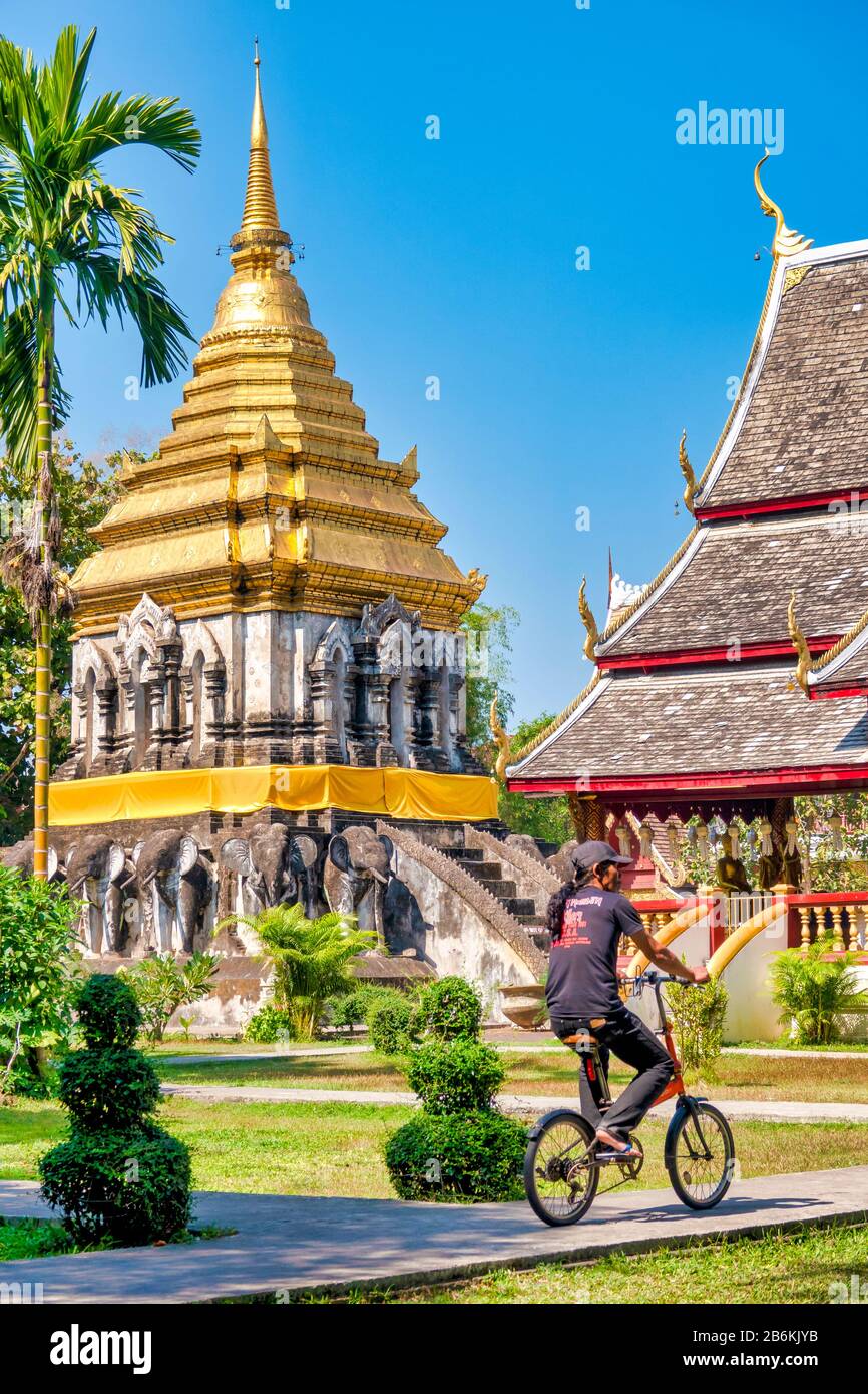 Biker À Wat Chiang Man, Chiang Mai, Thaïlande Banque D'Images Biker À Wat Chiang Man, Chiang Mai, Thaïlande Banque D'Images