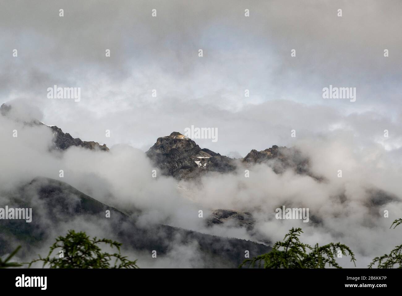 Jade Dragon Snow Mountain, Yulong Xueshan, brisant à travers les nuages et la brume à Lijiang, province du Yunnan, Chine. Les glaciers peuvent être vus toute l'année. Banque D'Images