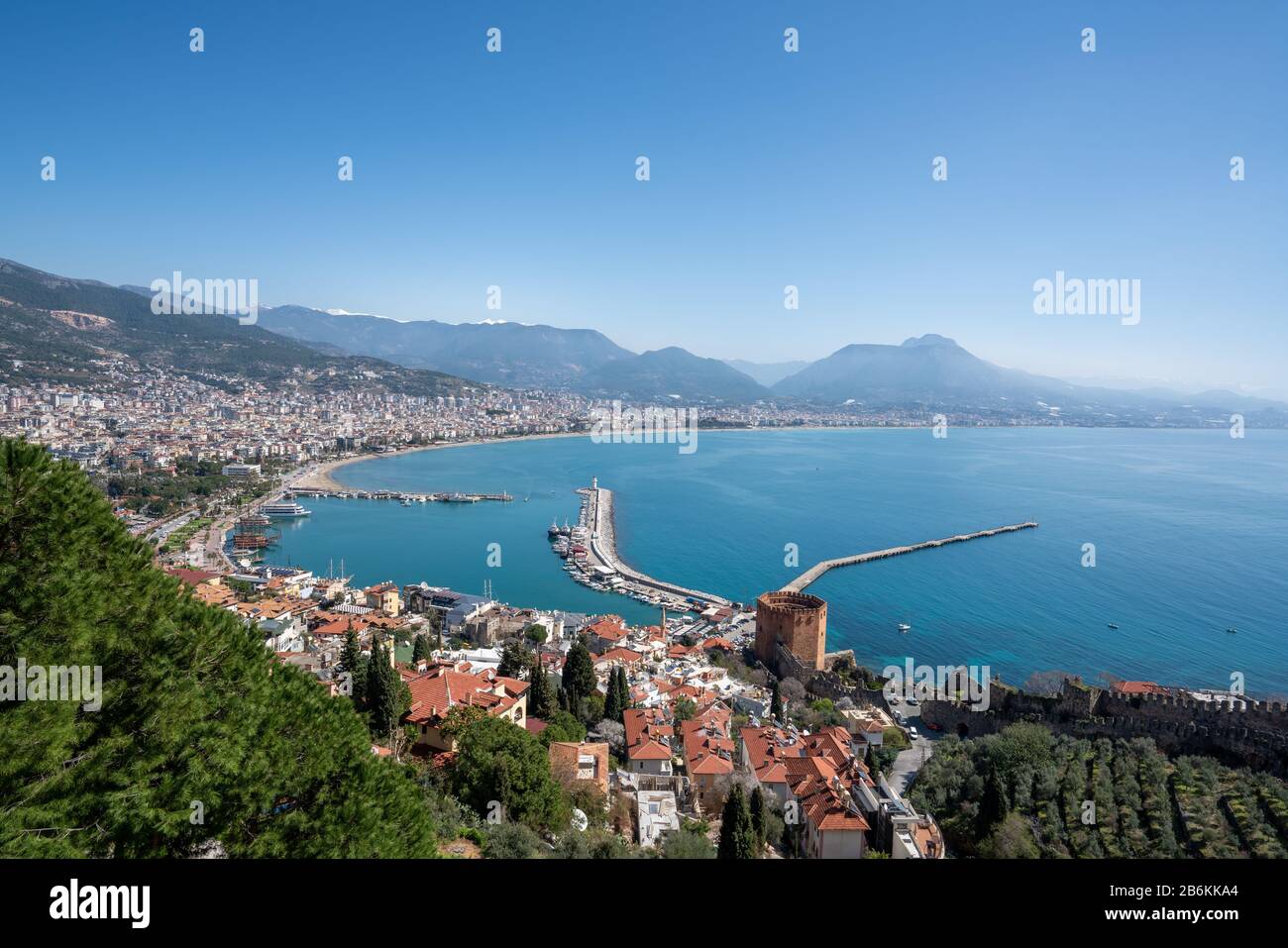 Vue aérienne sur la baie d'Alanya à Antalya en Turquie. Mer et ville avec un ciel ouvert Banque D'Images
