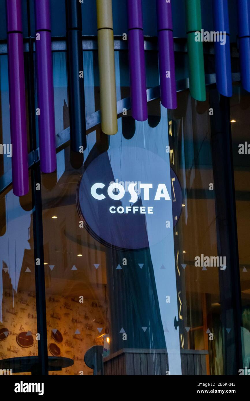 Logo Costa sur une fenêtre de café dans le centre-ville de Liverpool Banque D'Images