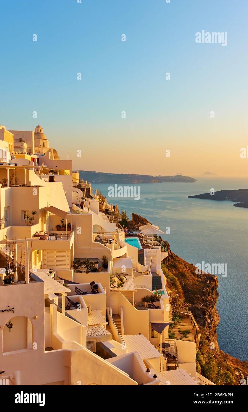Thira ville sur la falaise de l'île de Santorin et la mer au coucher du soleil, Grèce -- paysage grec - paysage urbain Banque D'Images
