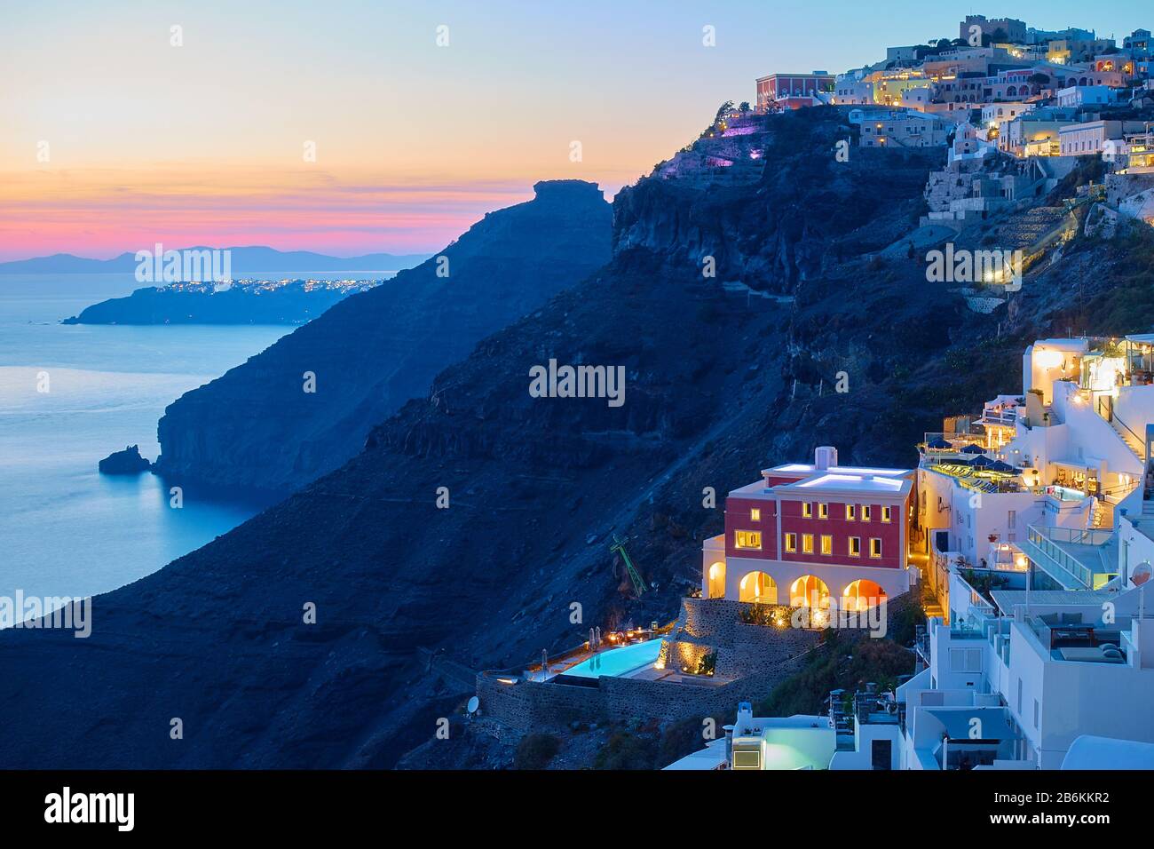 Côte de l'île de Santorin au crépuscule, Grèce Banque D'Images