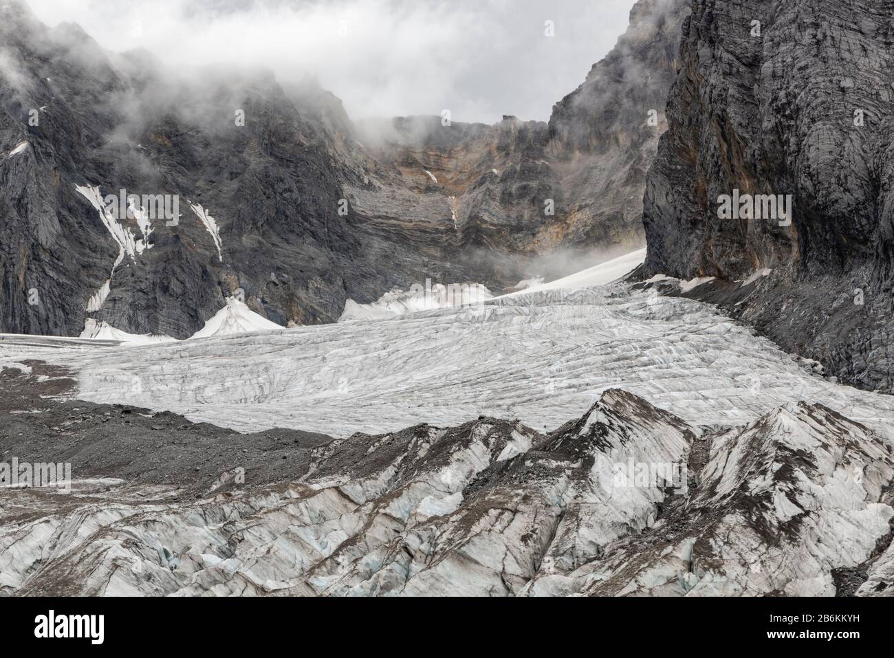 Jade Dragon Snow Mountain, Yulong Xueshan, Lijiang, Yunnan Province, Chine, où les glaciers peuvent être vus toute l'année. Banque D'Images