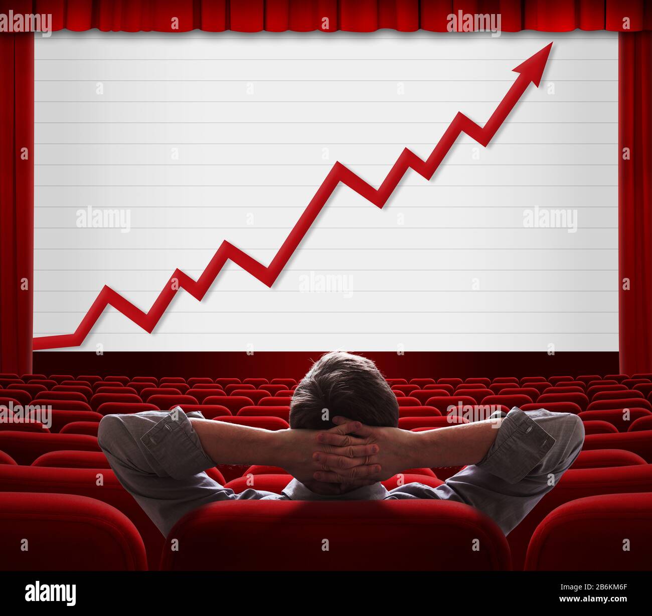 Homme assis et regardant à l'écran avec un diagramme financier croissant Banque D'Images