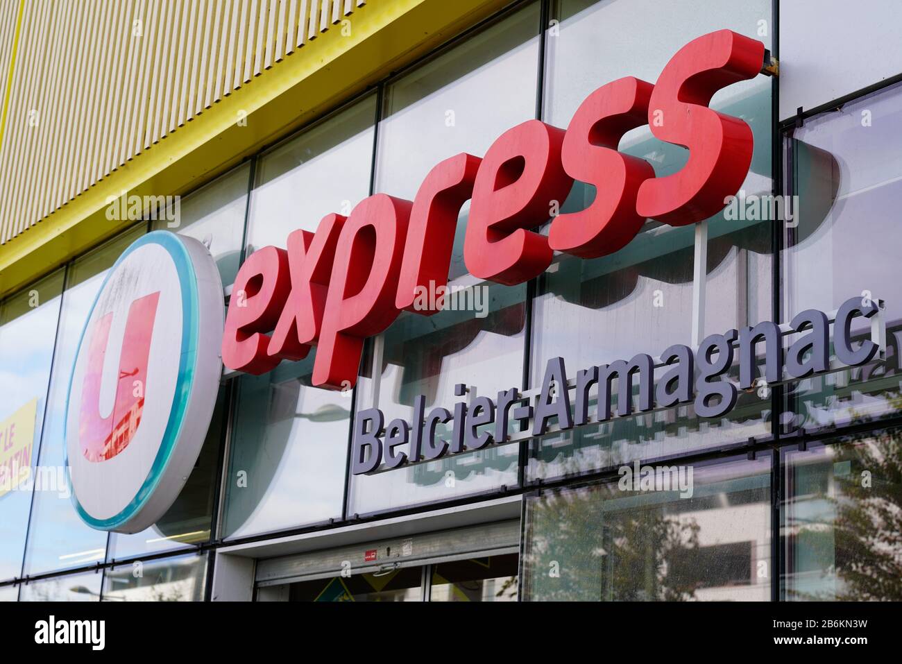 Bordeaux , Aquitaine / France - 10 17 2019 : supermarché magasin Super U express signe petit marché logo en france Banque D'Images