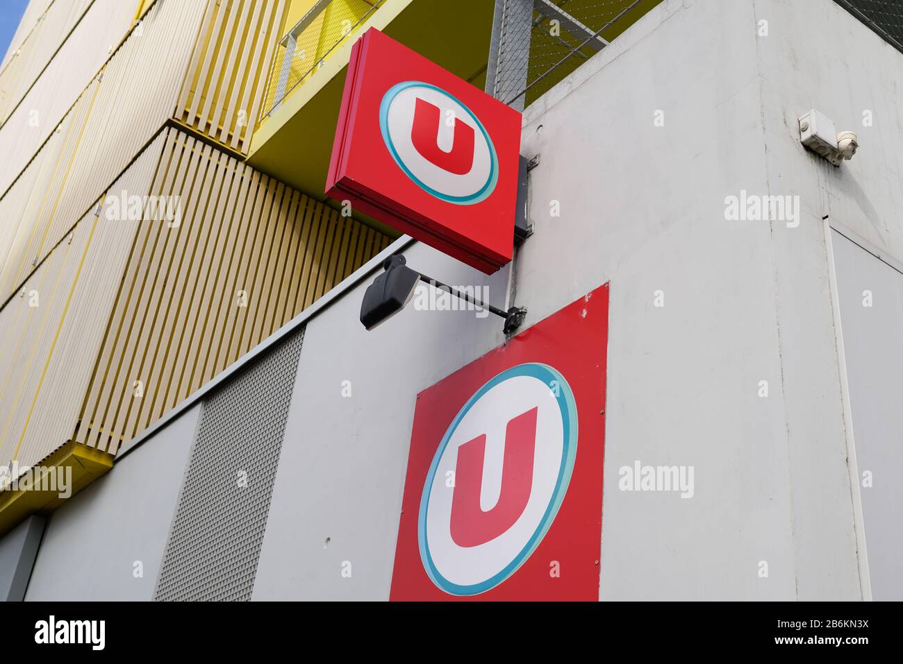 Bordeaux , Aquitaine / France - 10 17 2019 : supermarché Super U logo boutique supermarché magasin dans la rue de la ville Banque D'Images
