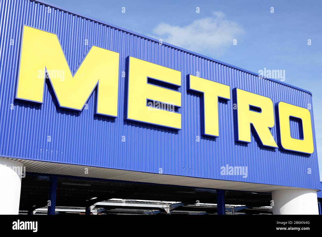 Bordeaux , Aquitaine / France - 10 28 2019 : Metro Cash and Carry Sign boutique logo vente magasin de détail de commerce allemand Banque D'Images